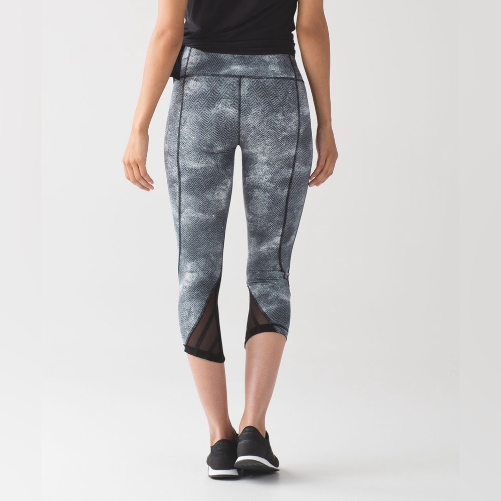 Lululemon Essential Rhythm Crop (Full-On Luxtreme)
Diffusion White Black / Black